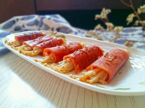 上面撒少许熟白芝麻装饰。