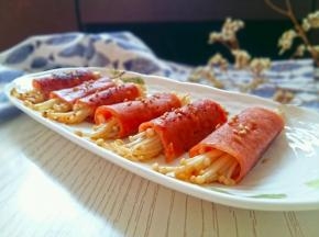 上面撒少许熟白芝麻装饰。