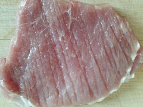 猪排切的厚一点，因为里面要放芝士。猪排的两面用刀背轻轻的敲几下。