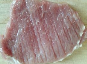 猪排切的厚一点，因为里面要放芝士。猪排的两面用刀背轻轻的敲几下。