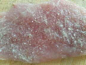 表面和内部先撒少许盐，再撒少许胡椒粉，轻轻的按压几下。