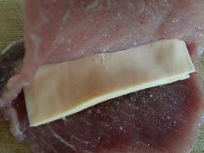 芝士片叠起来放入里面。盖上压好。