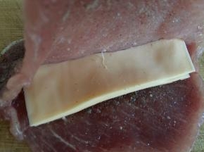 芝士片叠起来放入里面。盖上压好。