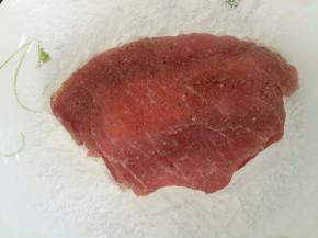 先裹上一层淀粉。