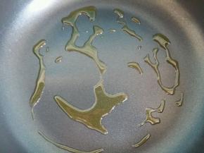 锅里倒入少许菜籽油。