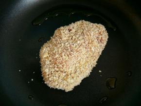 放入猪排小火煎。