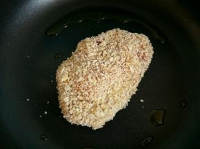 放入猪排小火煎。