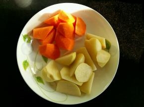 胡萝卜和土豆去皮洗净，切滚刀块。