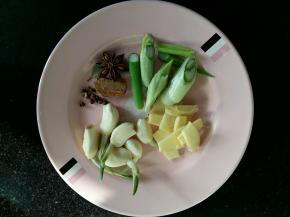 准备好用到的调味食材。