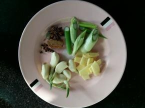 准备好用到的调味食材。