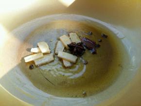 热锅凉油，倒入花椒八角，香叶，桂皮，姜片小火翻炒出香味。