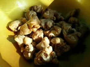 鸡块提前焯一下水。倒入锅中翻炒，炒出鸡皮中的油脂。