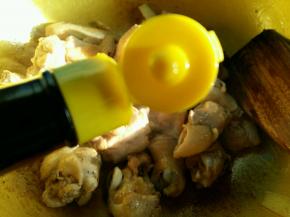 倒入美极鲜味汁，翻炒均匀。用了美极鲜味汁，味道立马上来了，好香呢。