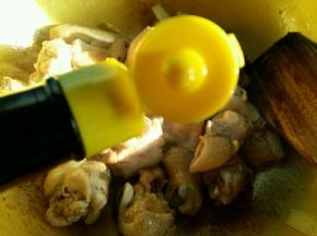 倒入美极鲜味汁，翻炒均匀。用了美极鲜味汁，味道立马上来了，好香呢。