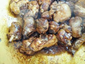 倒入1勺红烧酱油，1勺料酒翻炒均匀。