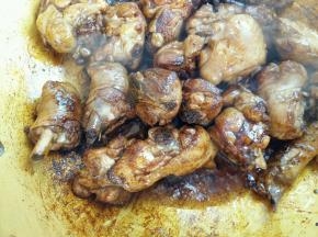 倒入1勺红烧酱油，1勺料酒翻炒均匀。