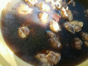 加入没过鸡块的热水，撒少许白糖去腥增鲜。然后大火烧开。