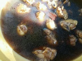 加入没过鸡块的热水，撒少许白糖去腥增鲜。然后大火烧开。