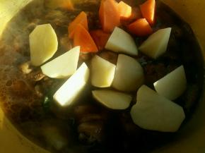 鸡块炖30分钟后放入胡萝卜和土豆，盖上盖子再炖15分钟即可。