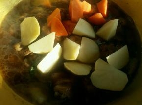 鸡块炖30分钟后放入胡萝卜和土豆，盖上盖子再炖15分钟即可。