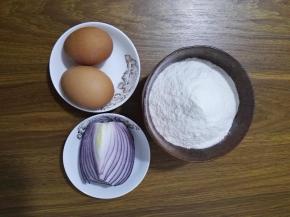 1、原料：面粉、鸡蛋和洋葱。