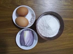 1、原料：面粉、鸡蛋和洋葱。