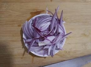 2、洋葱去皮后，切成细细的丝。