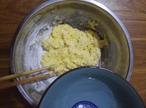 4、用筷子搅拌一下，再加入清水搅拌。