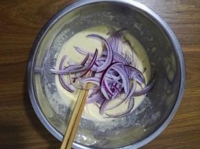 5、加入洋葱丝，再次搅拌。