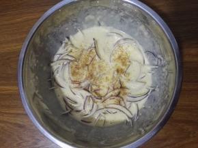 6、面糊中加入盐和花椒粉搅拌均匀。