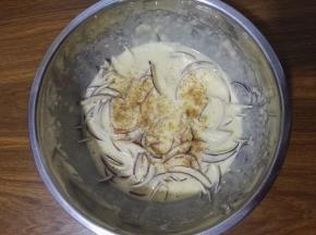 6、面糊中加入盐和花椒粉搅拌均匀。