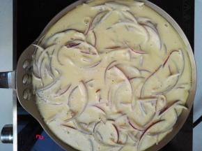 7、开启电陶炉，锅热后在不粘锅中抹少许食用油，将面糊倒入小锅中，中火慢烙。