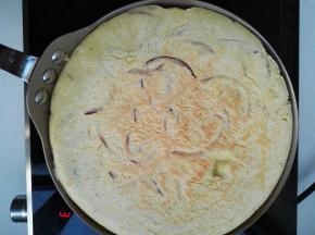 8、底部定型后，顺着锅边慢慢将饼翻面，烙至两面金黄色。