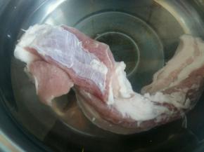 五花肉洗净，凉水下锅，水开后煮15分钟，水中加少许料酒。