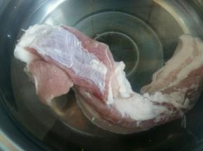 五花肉洗净，凉水下锅，水开后煮15分钟，水中加少许料酒。