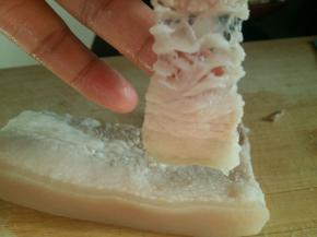 肉煮好后，如果有毛的话可以用镊子拔掉。然后切片，切的尽量薄一点。