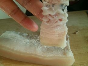 肉煮好后，如果有毛的话可以用镊子拔掉。然后切片，切的尽量薄一点。