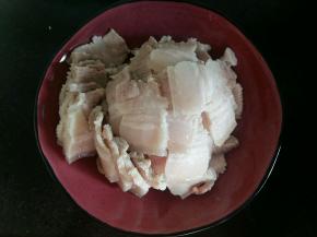 肉切片后备用。