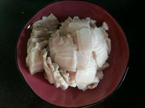 肉切片后备用。