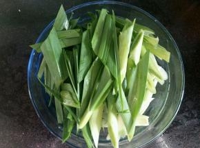 蒜苗洗净，斜切段。