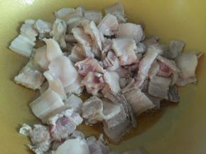 热锅凉油，倒入肉片翻炒。中小火把肉里的油脂煸炒出来。