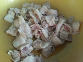 热锅凉油，倒入肉片翻炒。中小火把肉里的油脂煸炒出来。