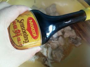 然后倒入1勺美极鲜味汁。翻炒均匀，给肉提香。