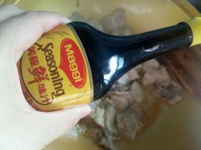 然后倒入1勺美极鲜味汁。翻炒均匀，给肉提香。