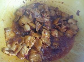 豆瓣酱倒入后慢慢炒出红油，炒2-3分钟。