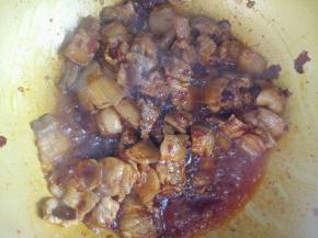 肉片均匀裹上红油。不需要加盐了，豆瓣酱很咸的。