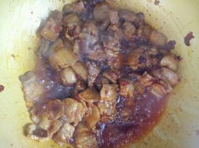 肉片均匀裹上红油。不需要加盐了，豆瓣酱很咸的。