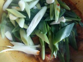 倒入蒜苗翻炒。