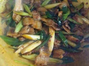 蒜苗翻炒不用太久，大约炒一分钟，然后关火利用余温让蒜苗变熟。