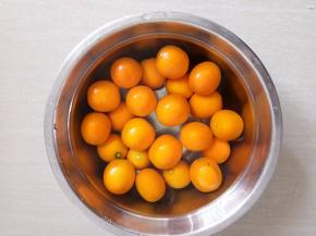 金桔用适量食用盐搓洗果皮表面，并用淡盐水浸泡30分钟。